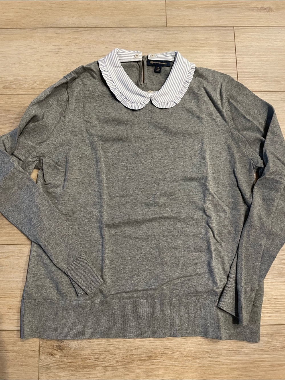 Women’s Brooks Brothers Gray Sweater with removable Peter Pan Collar size XL